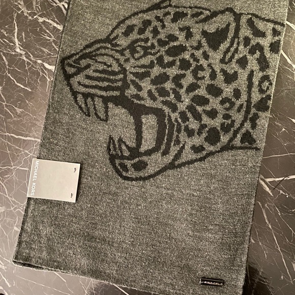 Michael Kors scarf - Picture 3 of 5